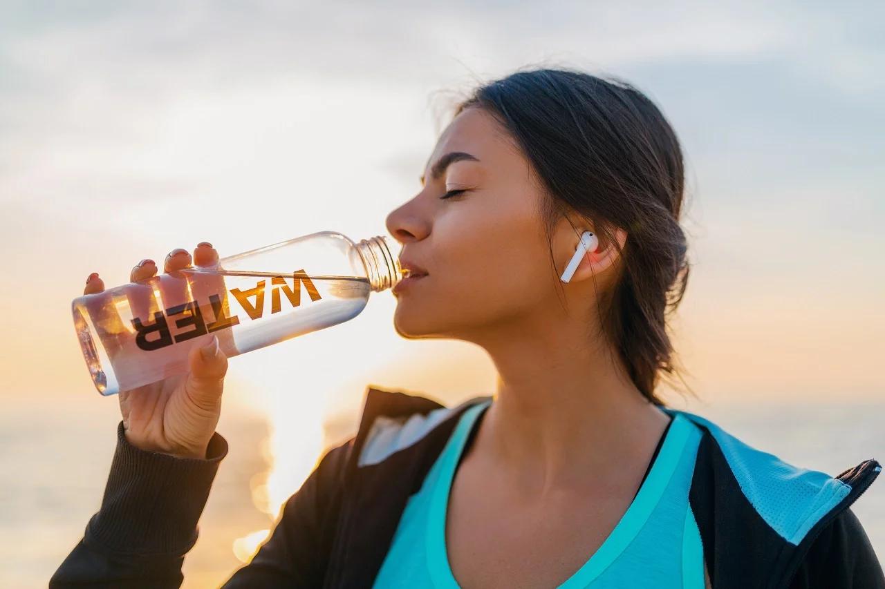 Jak picie większej ilości wody może pomóc Ci schudnąć?